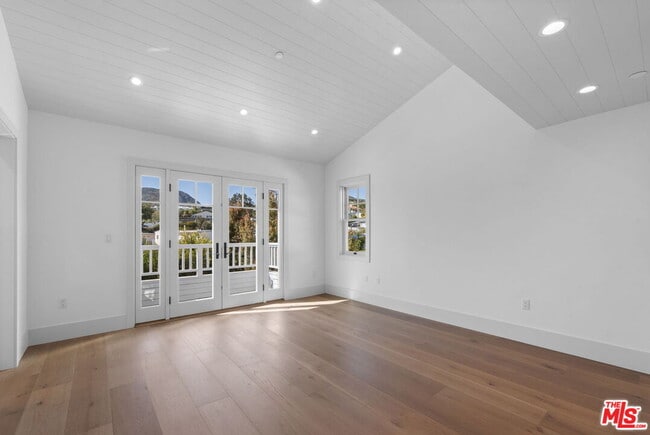 Building Photo - 566 Ida St