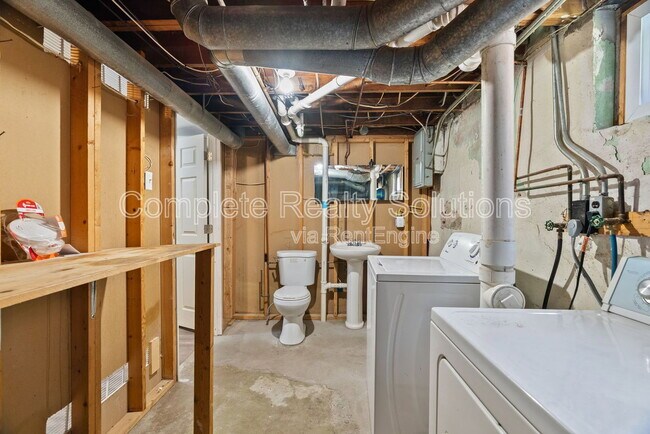 Building Photo - 8028 Wynwood Dr