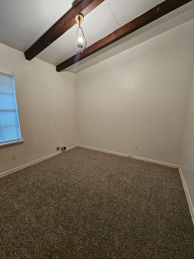 Building Photo - Short-Term Lease! (2) Bedroom Duplex Close to Campus Duplex!