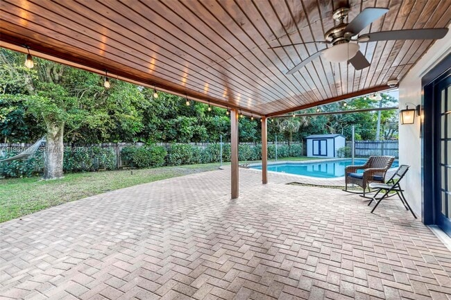 Building Photo - 812 Holly Ln