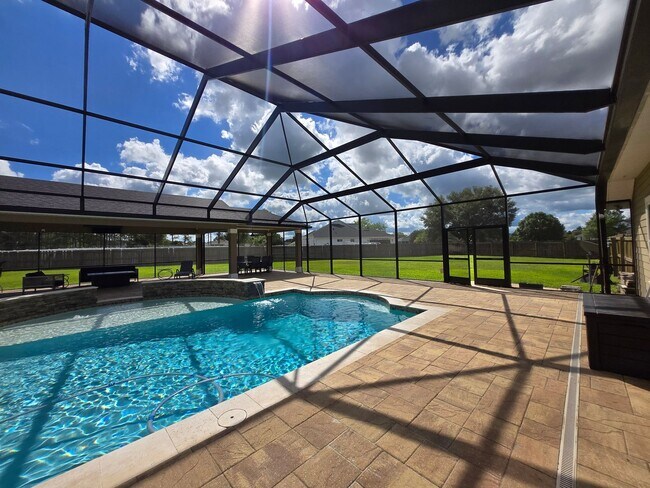 Building Photo - Gorgeous 4-Bedroom Home with Office, Pool,...