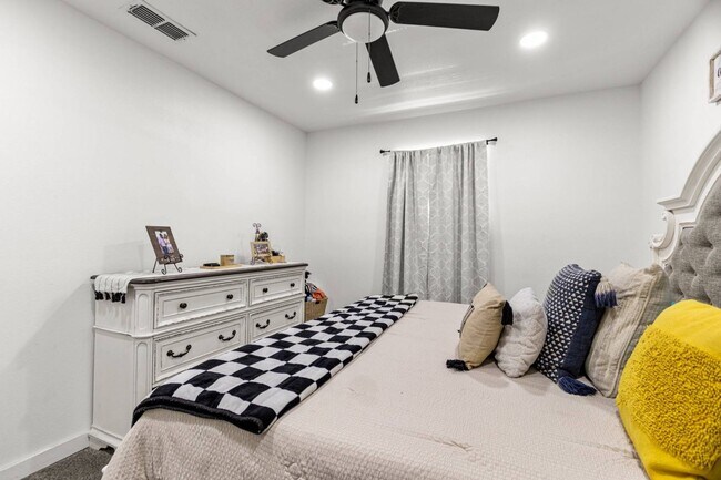 Building Photo - 4 bed 3 bath