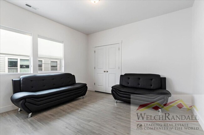 Building Photo - Townhome with Style and Space Close to Dow...