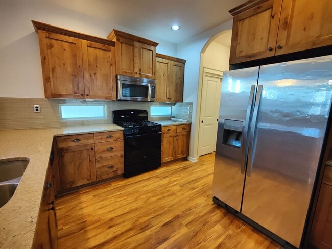 Building Photo - Beautiful 3x2.5 with fenced patio and upstairs bonus area