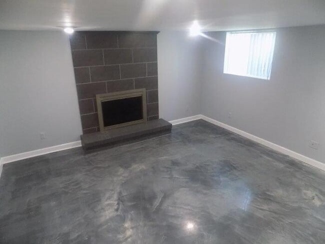 Building Photo - 2127 Hopkins Dr