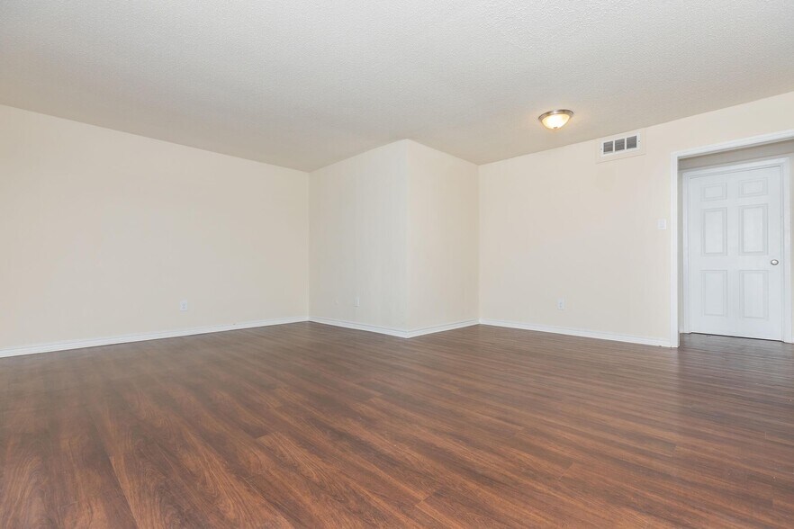 Building Photo - 1960 Camelot St