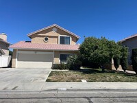Building Photo - Beautifully maintained 4 bedrooms 2 1/2-ba...