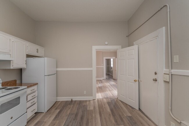 Building Photo - $880 Section 8 Ok!