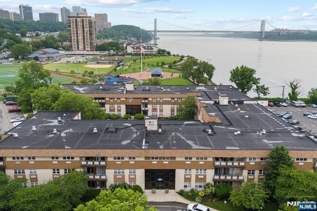 Building Photo - 1111 River Rd