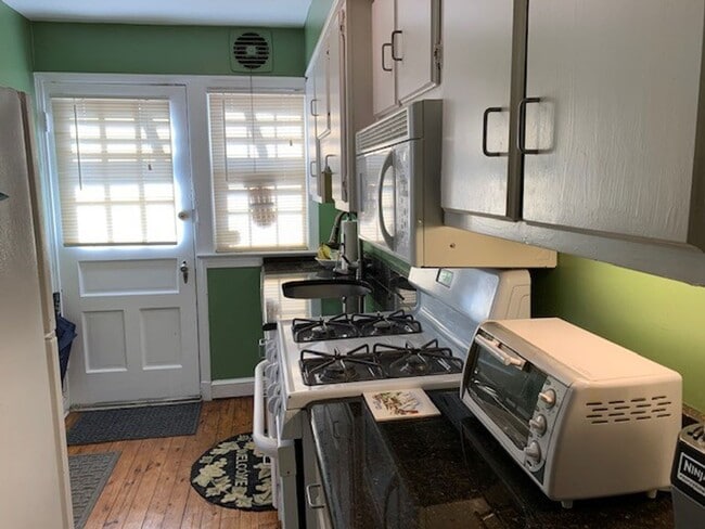 Building Photo - Beautiful 2 Bedroom 1 Bathroom End Unit, B...