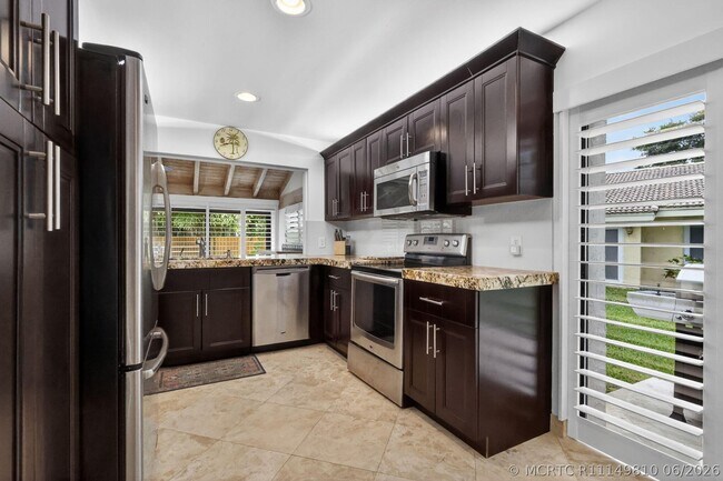 Building Photo - 804 Foxpointe Cir