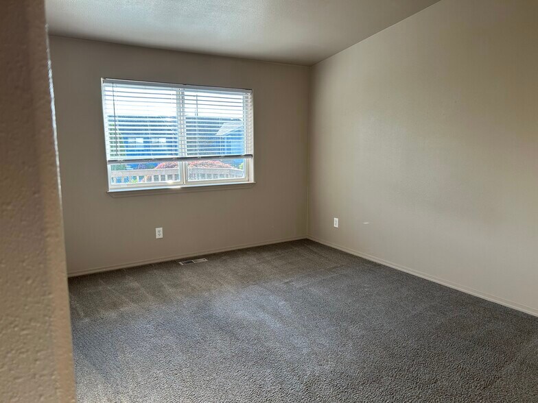 2nd Bedroom - 632 S Lawler Ave