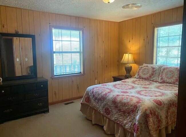 Building Photo - 729 Chalet Village Dr