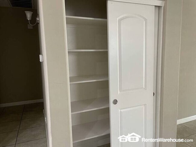 Building Photo - North Phoenix Beauty 4bed + den 3bath clos...