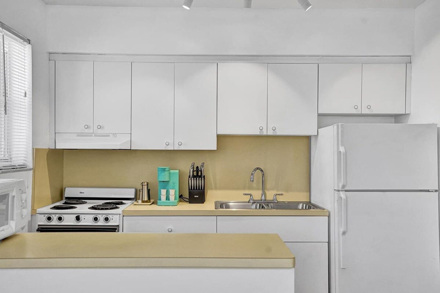 Building Photo - 851 N Surf Rd