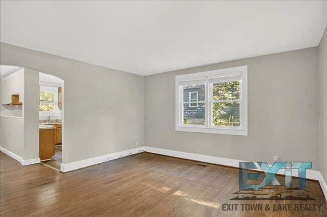 Building Photo - 2 Bedroom & 1 Bathroom Home