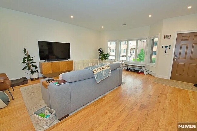 Building Photo - 2408 Hammett Ave