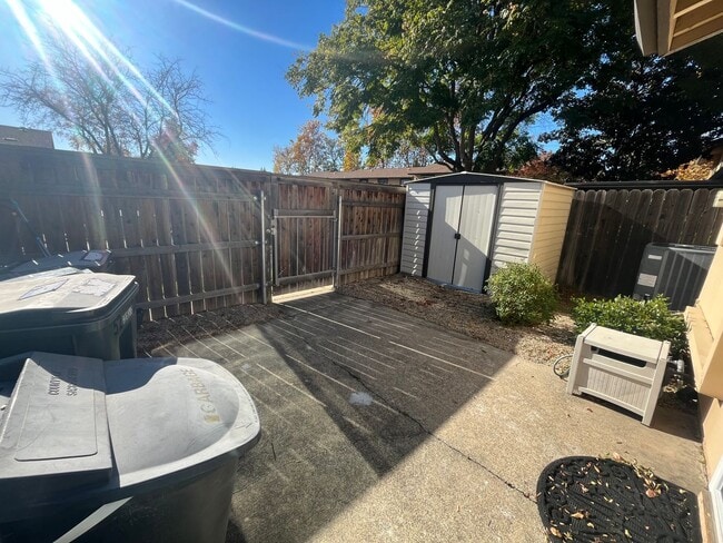 Building Photo - Spacious 4bed 2bath home available now!