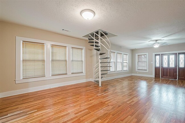 Building Photo - 707 Peden St