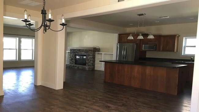 Building Photo - 4 bedroom, 3 bath home in Josephine Crossing