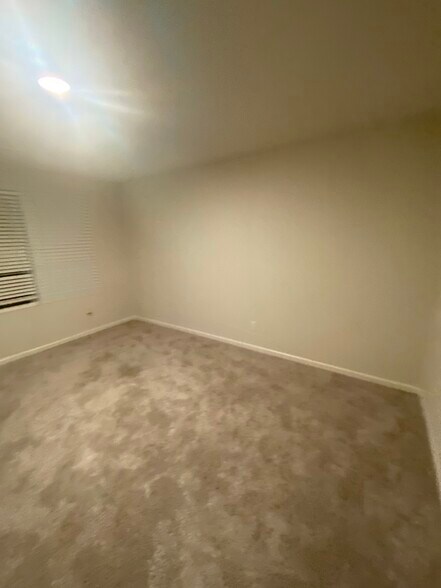 Building Photo - 427 Silo Ct