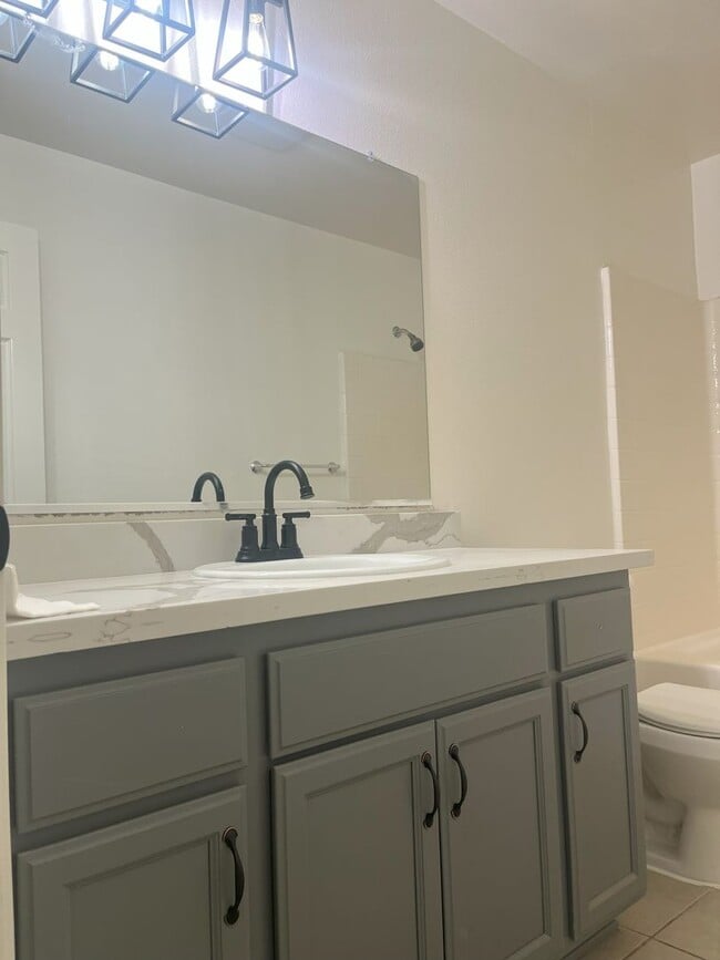 Building Photo - Spacious 4 Bedroom, 2 Bathroom Home | Avai...