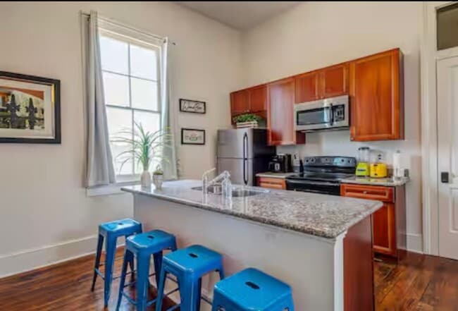 Building Photo - Historic, Renovated 3BR with Wrap-Around Balcony Near St. Charles