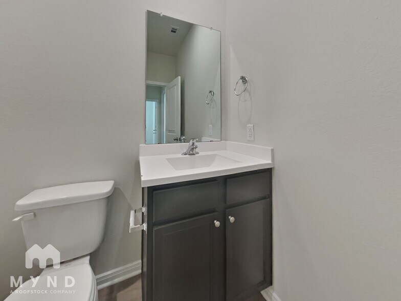 Building Photo - 15442 Maple Ter Dr