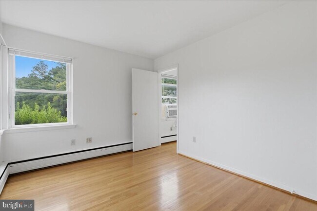 Building Photo - 3044 N Frederick Pike