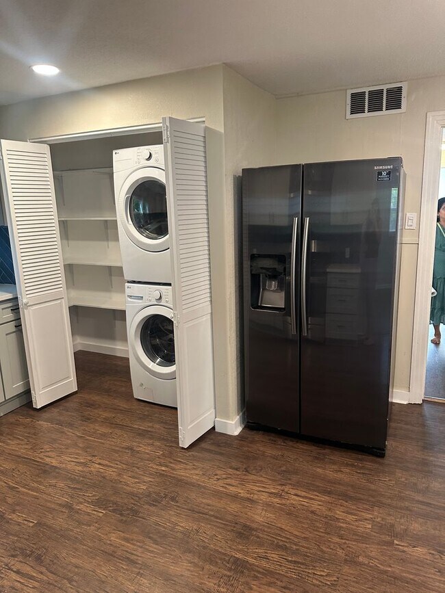 Building Photo - Large 5 Bedroom House in North Campus!