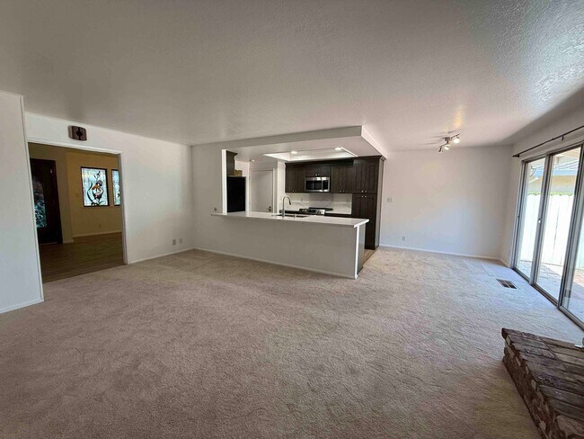 Building Photo - University Ave 3 Bedroom