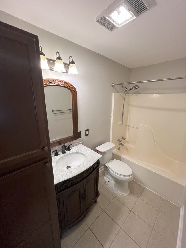 Building Photo - Charming updated 3 bedroom, 2 bath home in...