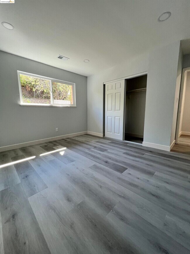 Building Photo - 54 S Lake Dr