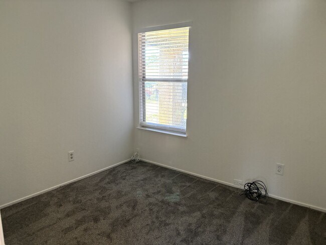 Building Photo - Beautiful 4-bedroom home close to schools ...