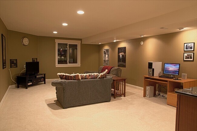 Building Photo - $0 DEPOSIT OPTION. CHARMING TWO-STORY TOWN...
