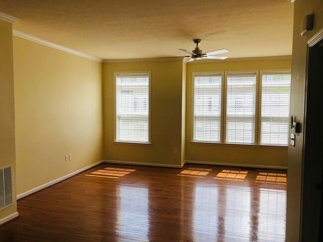 Building Photo - 4 bed/3.5 bath Townhouse in Suncrest Village - July 27th