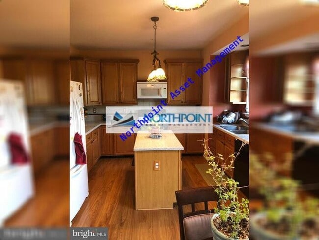 Building Photo - Nice, Sunny & Bright 3 Bedroom 2 full Bath...