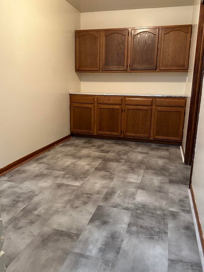 Building Photo - 702 N 6th St