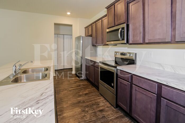 Building Photo - 5835 Calvary Dr