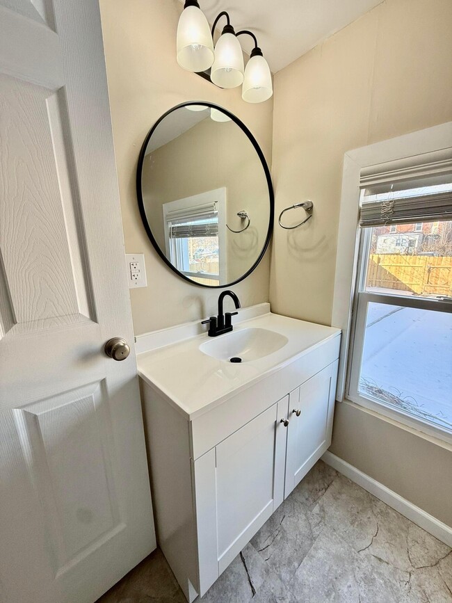 Building Photo - 575 Gilbert St