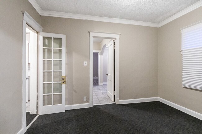 Building Photo - Charming 3-Bedroom Home | 1 Bath | In-Unit...
