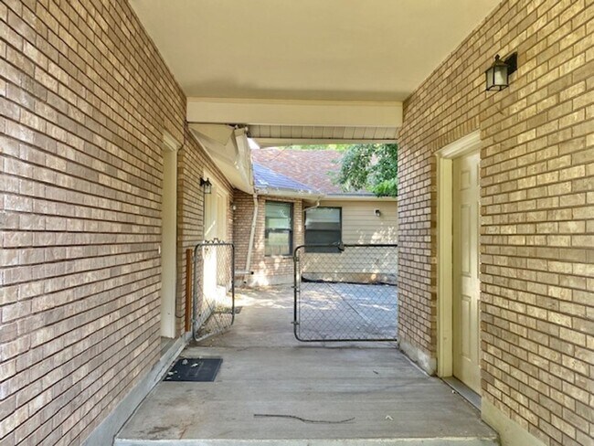 Building Photo - Beautiful home single level entry with out buildings and amazing landscaping - shorter term lease...