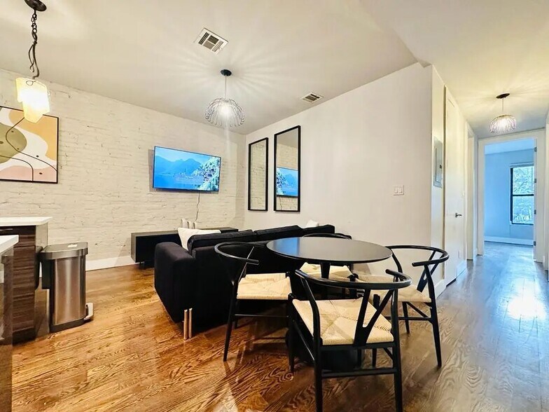 Building Photo - Furnished room/NOT APARTMENT