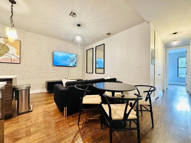 Building Photo - Furnished room/NOT APARTMENT