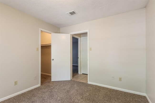 Building Photo - 25202 Tuckahoe Ln