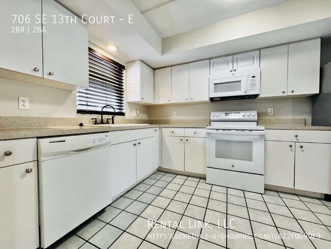 Building Photo - 706 SE 13th Ct