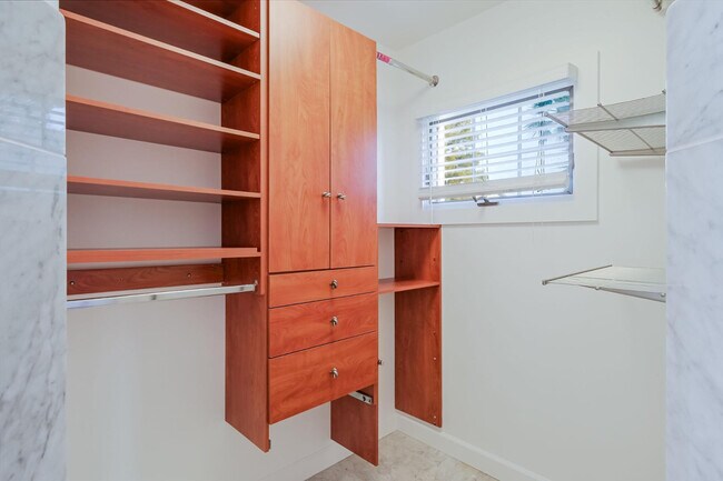 Building Photo - 5328 E Pinchot Ave