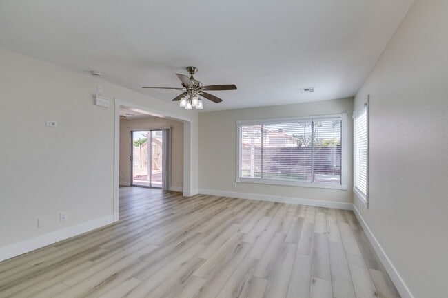 Building Photo - WHITNEY RANCH FRESHLY UPDATED 4 BEDROOM HOME WITH LARGE BACKYARD