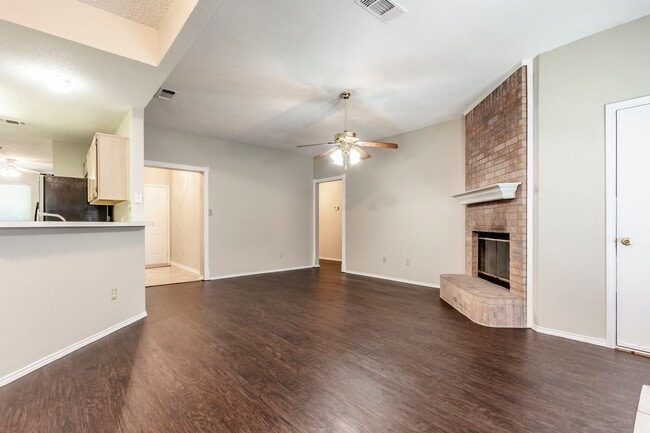 Building Photo - Adorable 3-2-2 in Cedar Hill!