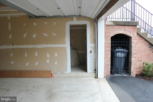 Building Photo - 24651 Kings Canyon Square